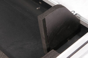 Mixercase in schwarz auf Rollen Midas M-32
